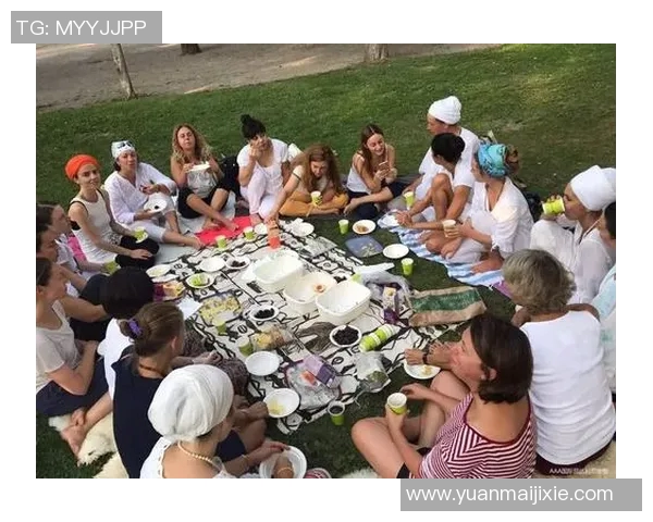 手握港币的真实瞬间展现财富与生活的交织之美